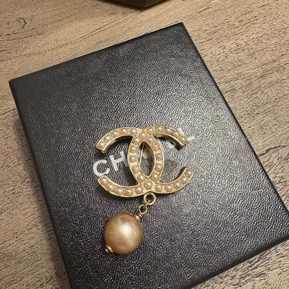 CHANEL Elegant Gold Brooch with Pearl Charm